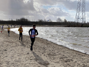 Door het zand tegen de wind in