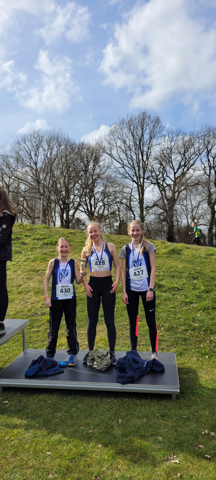 Meiden junioren C op het podium van de cross finale