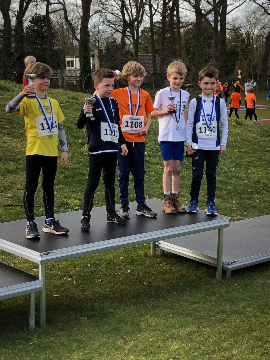 Timme (helemaal rechts) op het podium van de cross finale