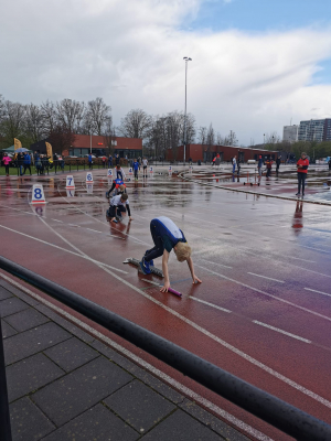 Estafettestart in een plas