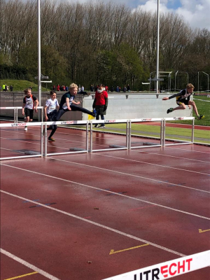 Stijn op horden over een natte baan