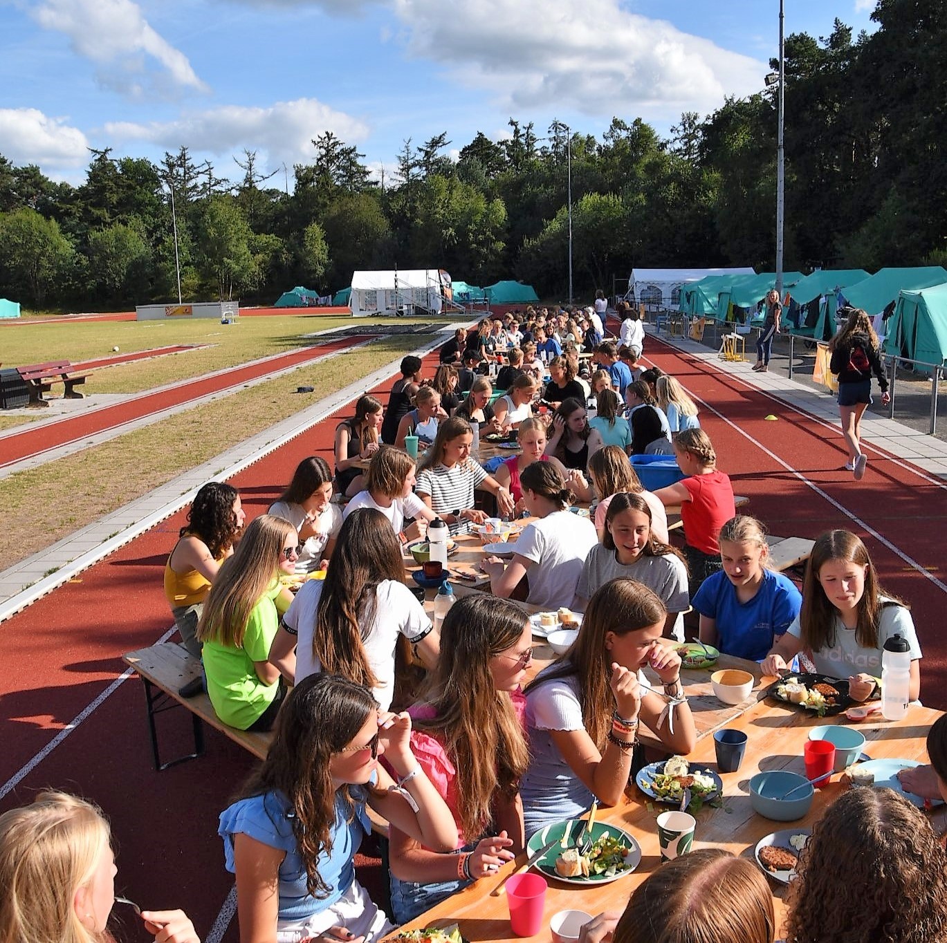 Deelnemers T&F Camps dineren op atletiekbaan Dijnselburg