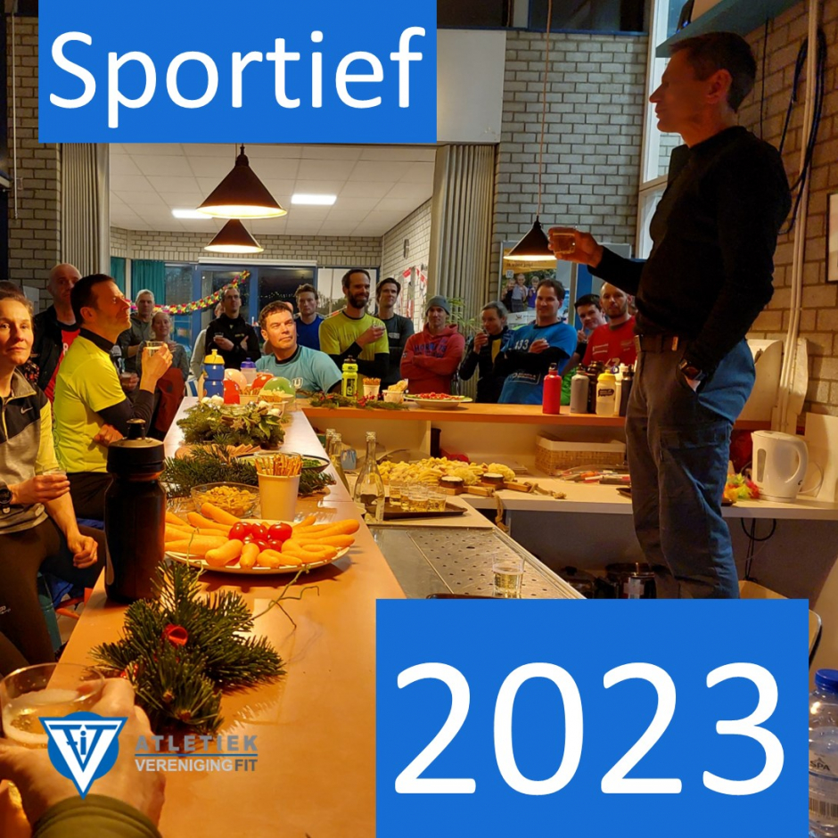 Vincent spreekt de leden van Fit toe tijdens de nieuwjaarsreceptie