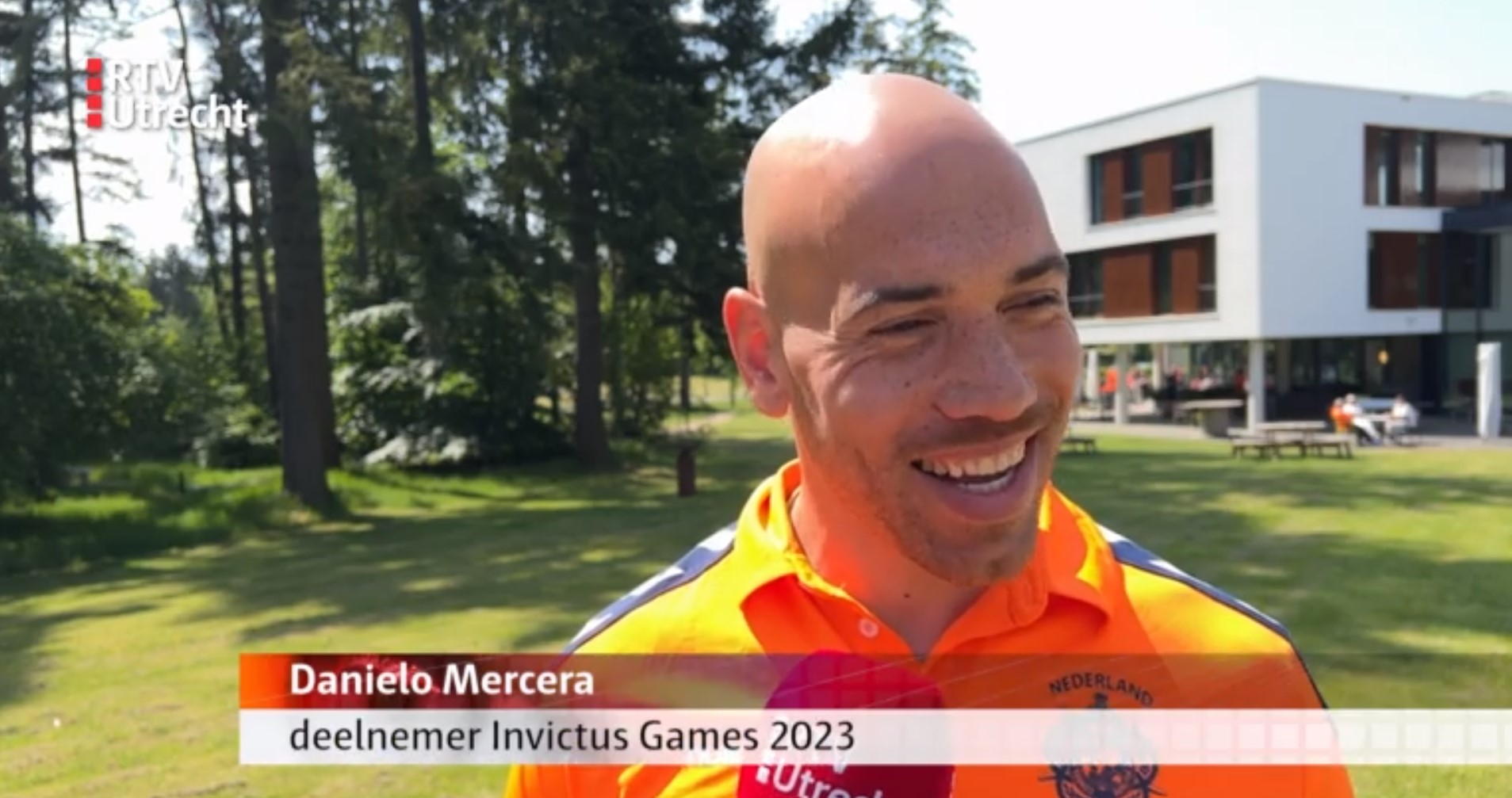 Danielo Mercera wordt geinterviewd tijdens de presentatie van het Nederlandse team