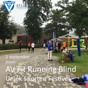 De Running Blind-atleten vertrekken voor hun training op het bartimeus terrein. Ze rennen langs een informatiestandje en een springkussen