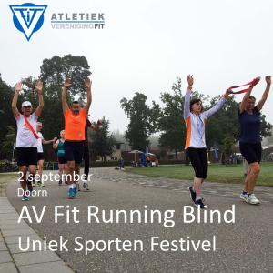 De warming-up: loopscholing door de Running Blind-atleten en hun ziende buddy's. Ze lopen op hun tenen en met hun handen in de lucht