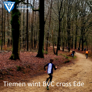 Tiemen loopt aan kop door de bossen in Ede