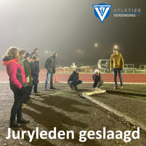 De cursisten leren theorie en praktijd. Hier meten ze een poging bij het kogelstoten. Tekst: "Juryleden geslaagd"