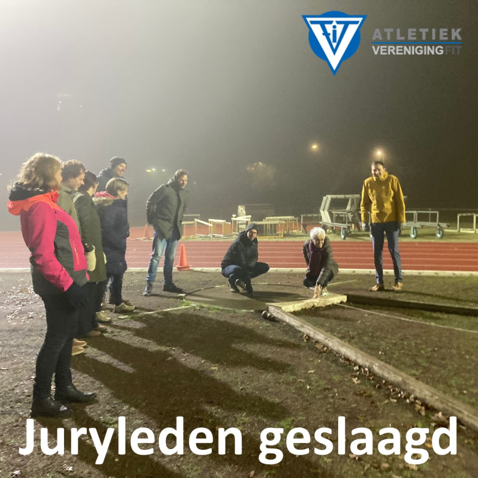 De cursisten leren theorie en praktijd. Hier meten ze een poging bij het kogelstoten. Tekst: "Juryleden geslaagd"