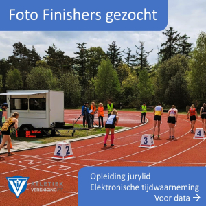 Foto finishers gezocht: op de finishlijn staat een serie 800m (vrouwen) klaar voor de start. In de achtergrond het witte aanhangwagentje waar de ET-juryleden in zitten