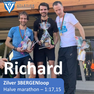 Richard links op het erepodium van de halve marathon van de 3bergenloop