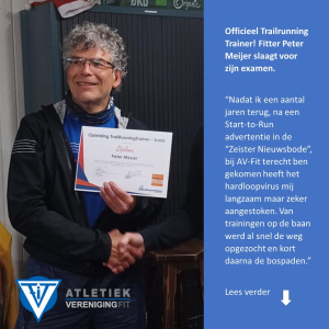 Peter neemt zijn diploma in ontvangst