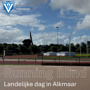 Sfeerplaatje uit Alkmaar: de atletiekbaan ligt naast een oude molen